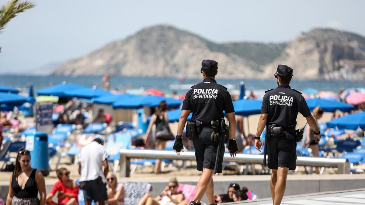 Dos agentes de la Policía Local de Benidorm, patrullando las playas durante el verano.
