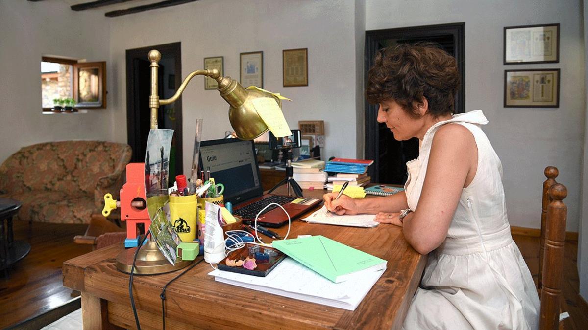 Ariadna Lluís, teletrabajando desde la segunda residencia, en Pujalt (Anoia), el pasado 8 de julio