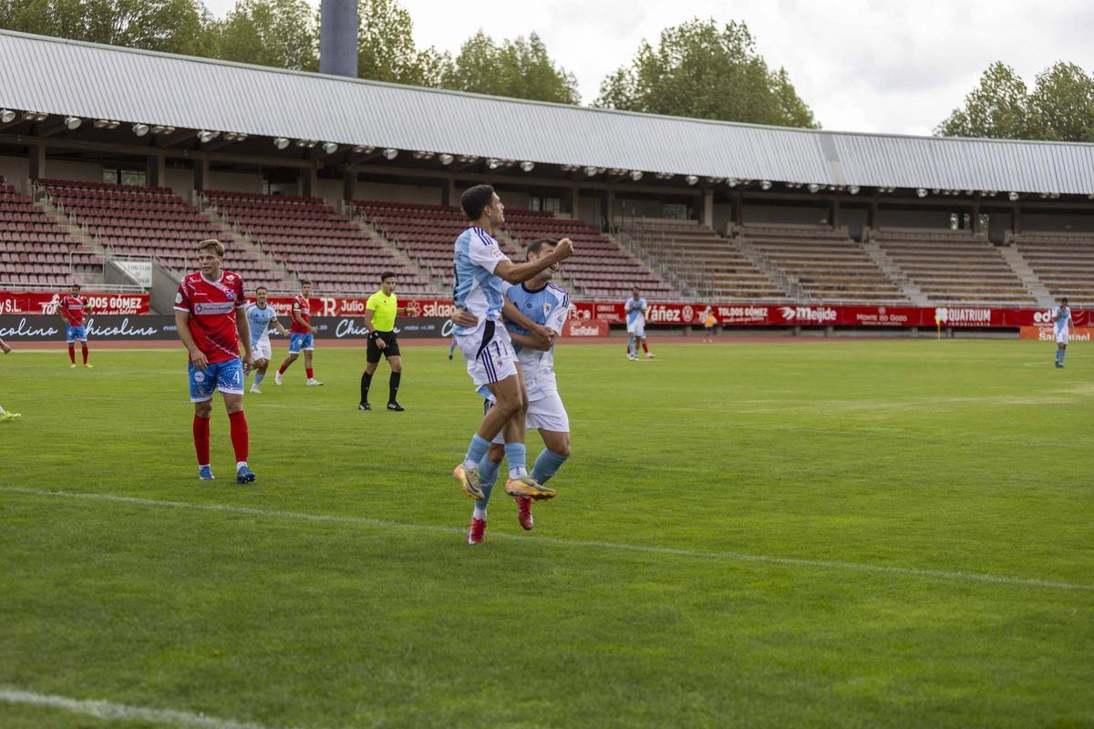 Guisande y Cañi celebran ante el Barco en la primera vuelta.