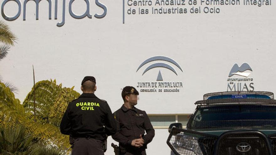 Una pareja de agentes del cuerpo de la Guardia Civil controlan el acceso al Centro Andaluz de Formación Integral de las Industrias del Ocio (CIOMIJAS).