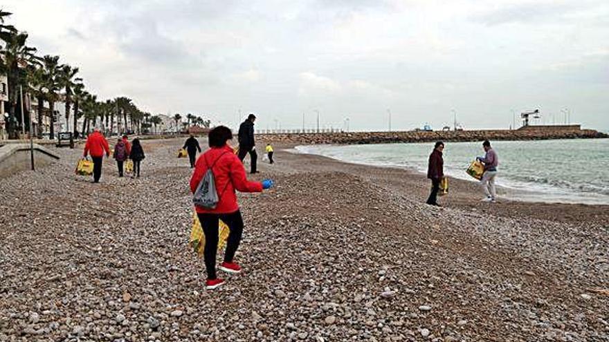 Voluntaris que han participat en la neteja de les platges de les Cases d&#039;Alcanar