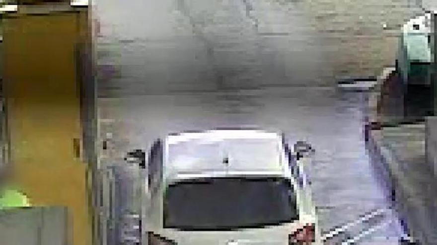 El vehicle intenta saltar-se el peatge sortint de pressa darrere del cotxe anterior