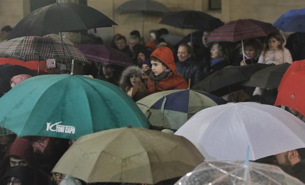 Auf der Plaça Major von Sa Pobla stieg am Montag (16.1.) zu Sant Antoni ein Spektakel mit Musik und Feuerwerk. Traditionalisten bemängeln hier zwar ein unnötiges Aufbauschen zum Event, dem regen Zulauf aber tat das auch diesem Jahr keinen Abbruch.