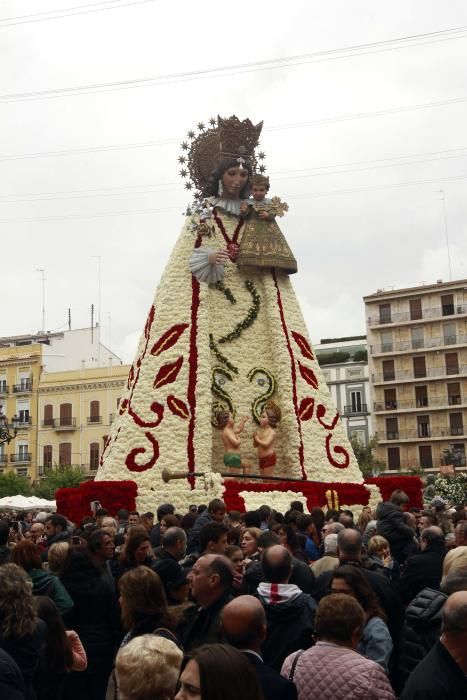 La plaza se llena para ver el manto de la Virgen