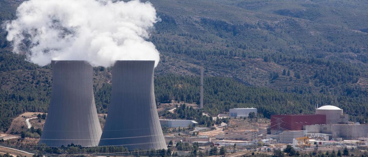 Central nuclear de Cofrentes con las torres de refrigeración liberando vapor de agua.