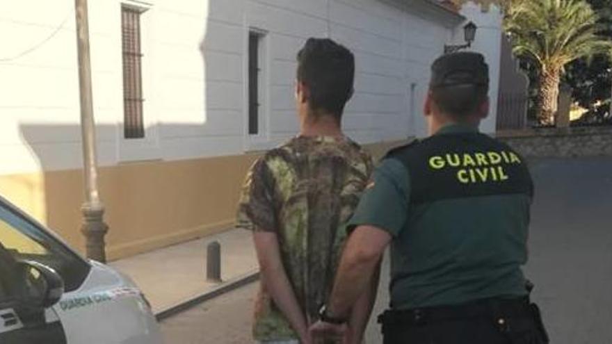 La Guardia Civil conduce a uno de los detenidos al puesto de Jacarilla