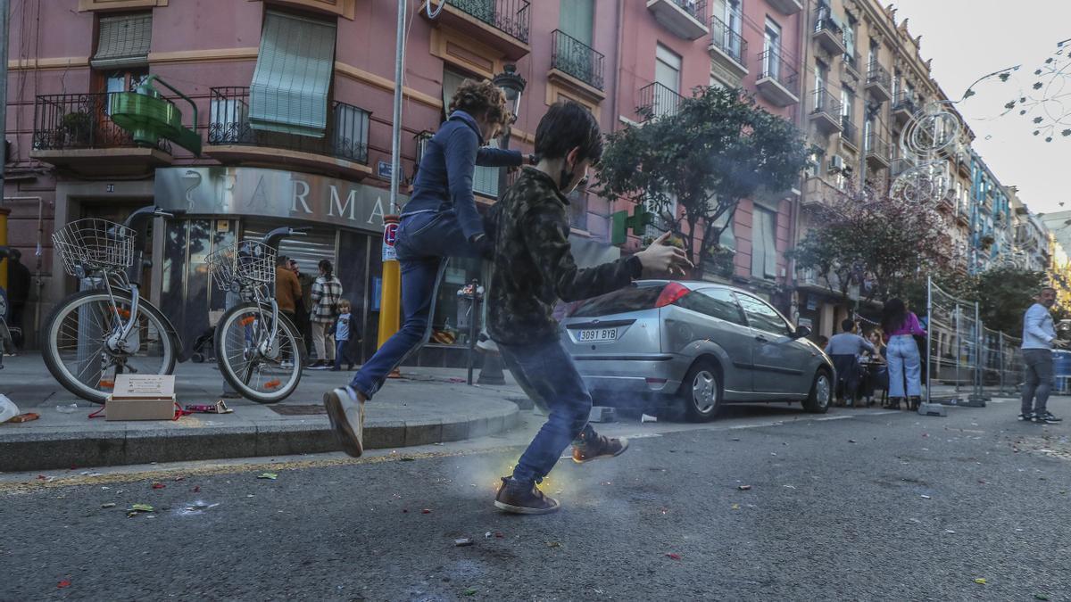 Niños disparando pirotecnia durante la tarde