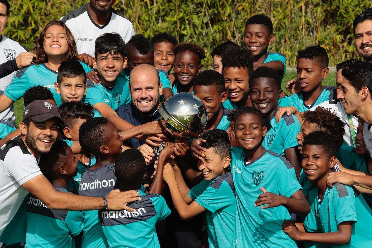 Miguel Ángel Ramirez, con la Copa Sudamericana conquistada en 2019 y los niños de la cantera de Independiente del Valle.