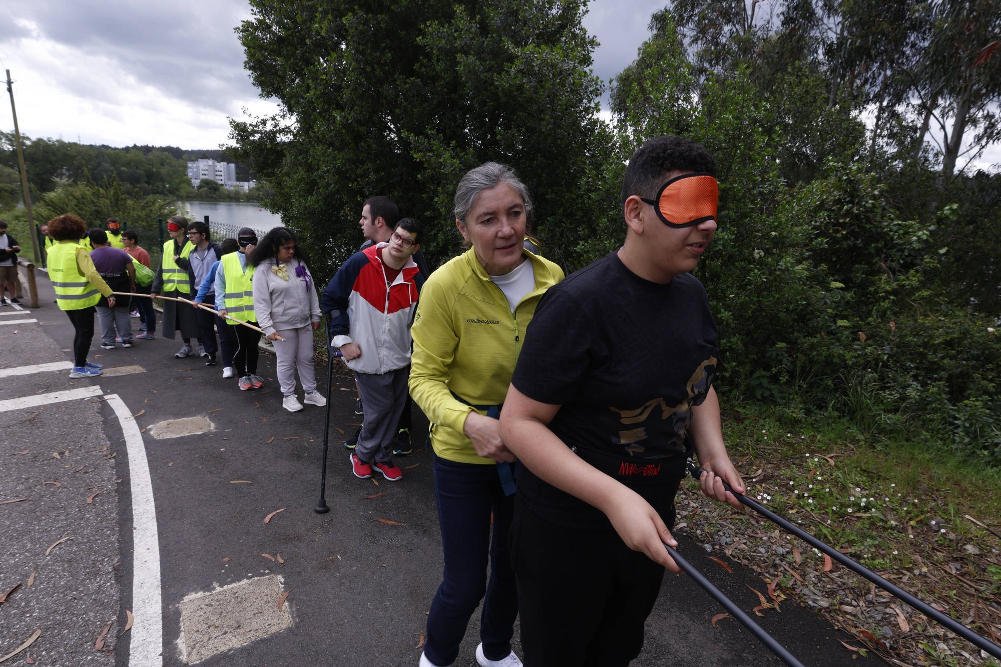 EN IMÁGENES: Así fue la ruta senderista en Corvera del alumnado del colegio San Cristóbal con voluntarios de Arcelor