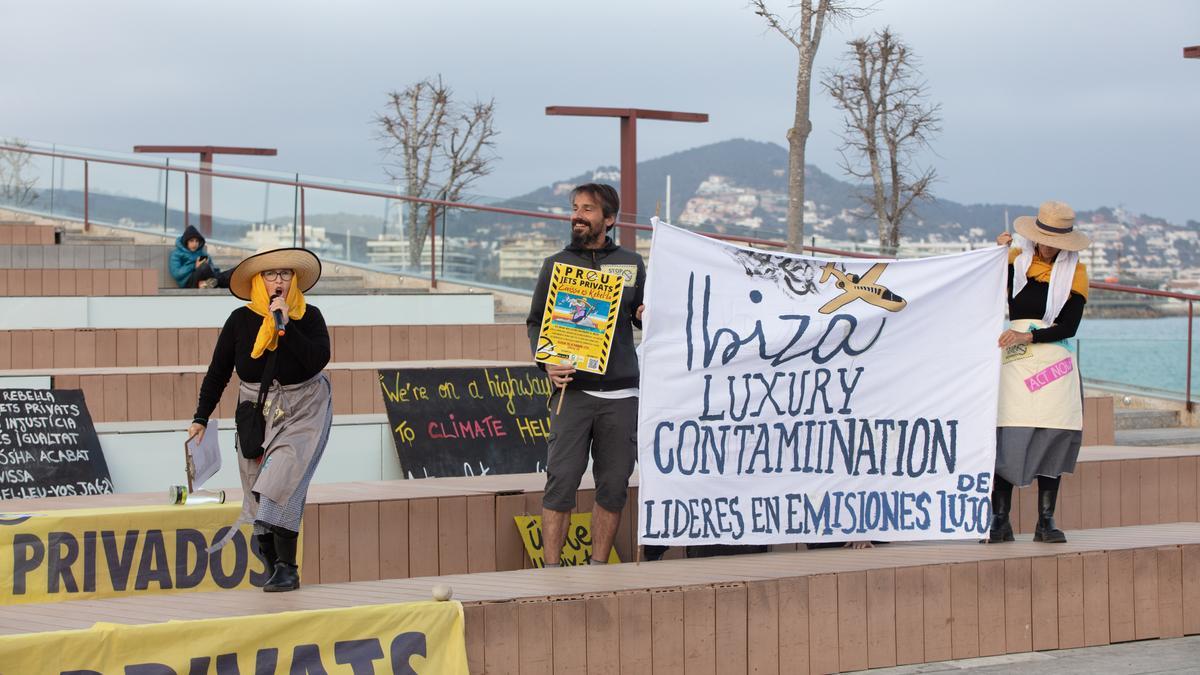 Protesta contra los ‘jets’ el pasado marzo en Ibiza.