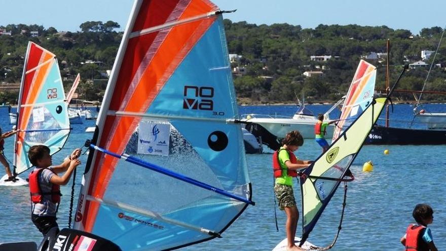 Niños practicando vela en Formentera.