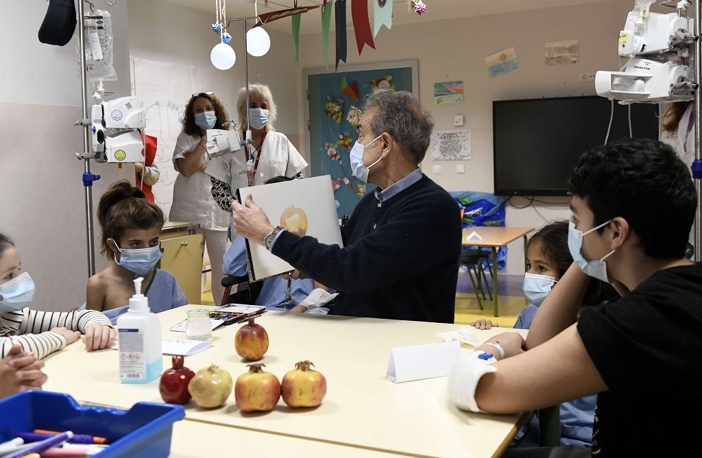 Pedro Cano lleva la pintura a Oncología Infantil de la Arrixaca