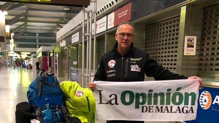 Manuel Calvo, partiendo del aeropuerto con su equipaje