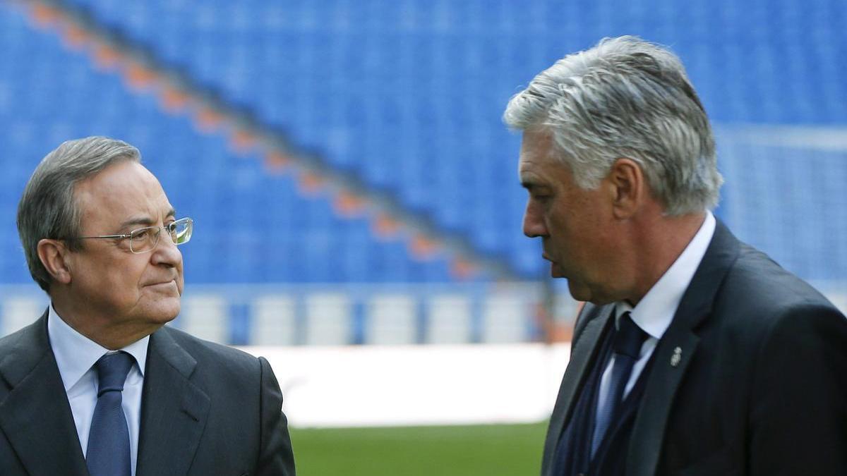 Florentino y Ancelotti sobre el césped del Bernabéu el día de su presentación