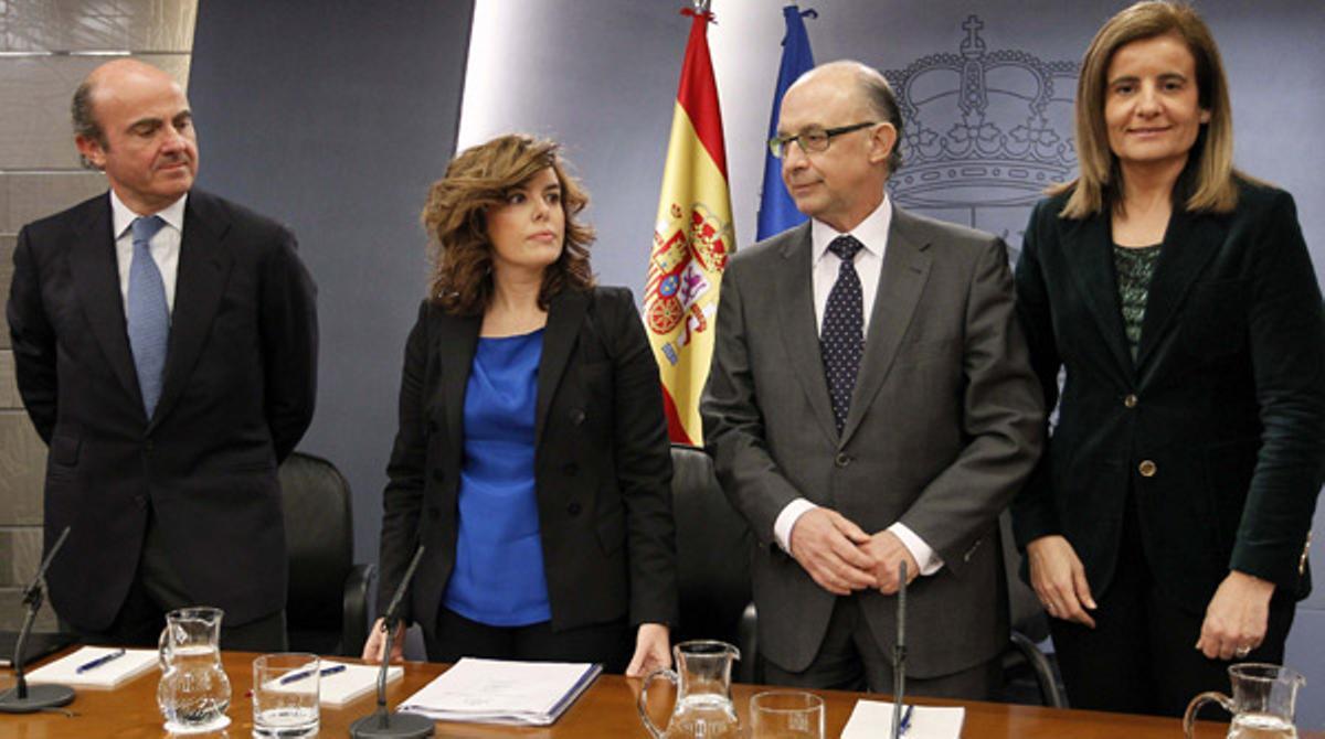 La ministra de la Presidència i Portaveu del Govern, Soraya Sáenz de Santamaría, ha anunciat aquest divendres a la roda de premsa del Consell de Ministres que s’estima que la xifra final de dèficit públic ronda el 8%.