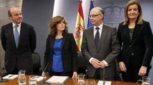 La ministra de la Presidència i Portaveu del Govern, Soraya Sáenz de Santamaría, ha anunciat aquest divendres a la roda de premsa del Consell de Ministres que s’estima que la xifra final de dèficit públic ronda el 8%.