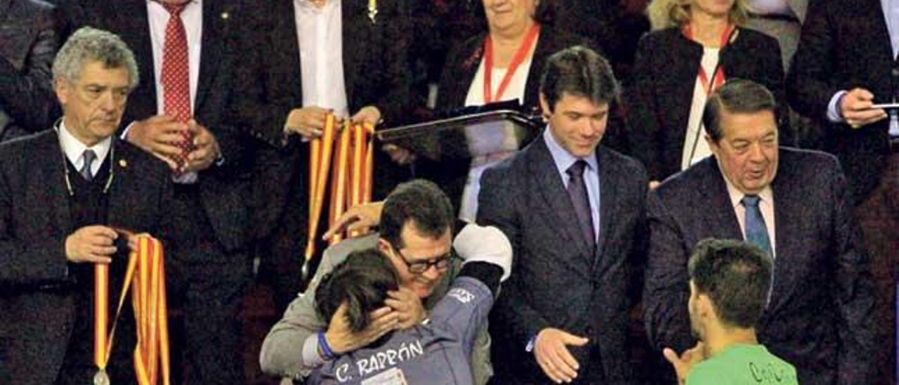 Miquel Jaume, presidente del Palma Futsal, se abraza a Barrón en el palco del pabellón San Pablo de Sevilla.