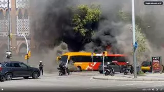 Un impactante incendio de un autobús provoca una gran columna de humo en Barcelona