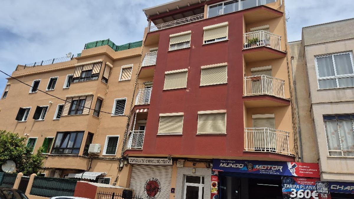 Edificio desde el que cayó el hombre en Palma al intentar recuperar su móvil.
