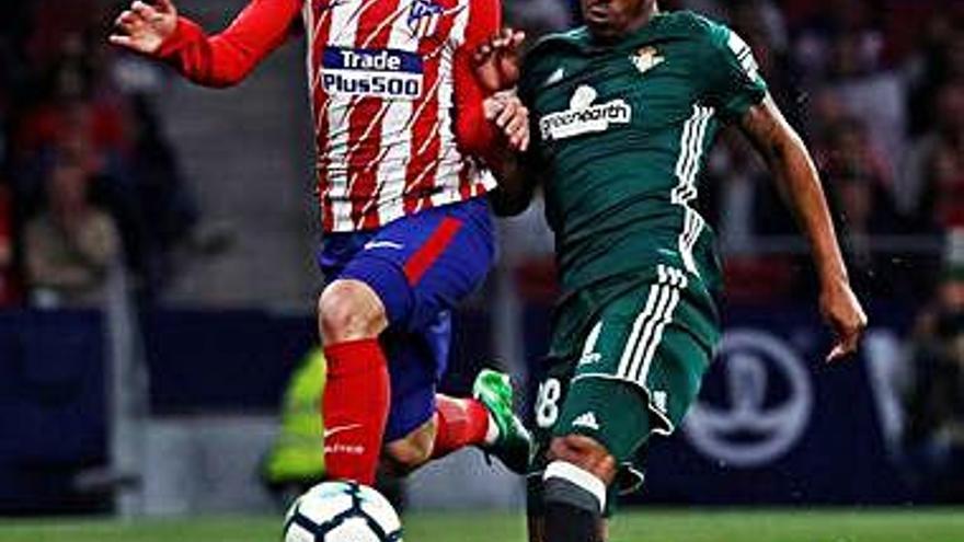 Júnior Firpo defensant Griezmann