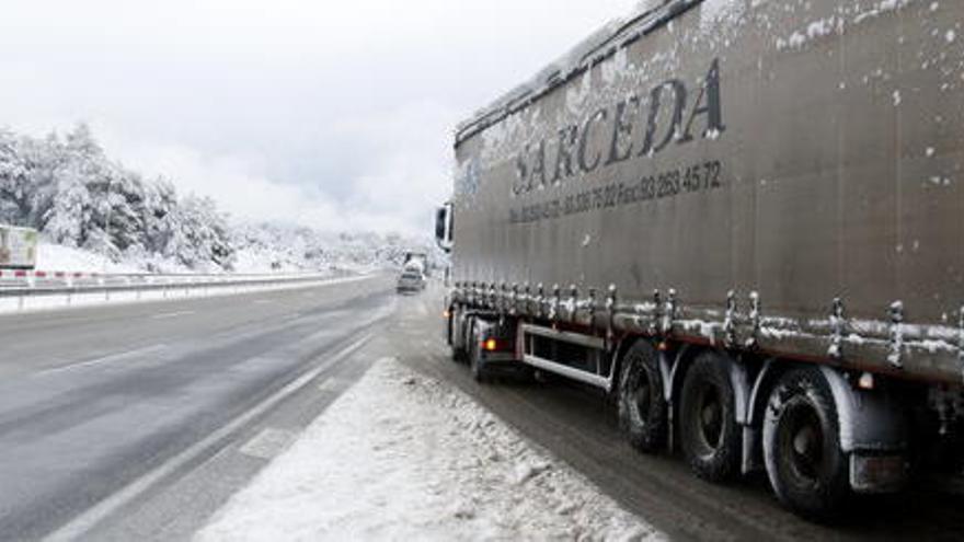 S&#039;aixequen les restriccions a la circulació de camions a la C-25 i altres vies afectades per la neu