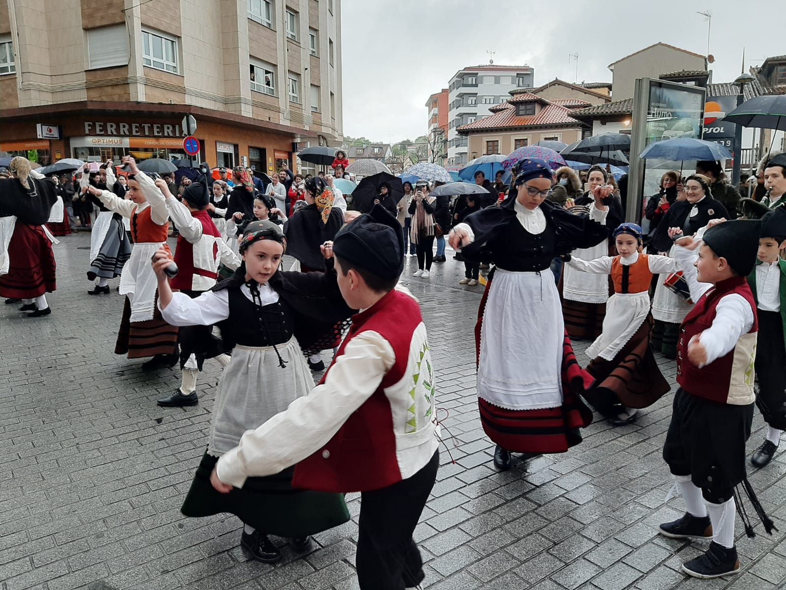 EN IMÁGENES: Así fue la fiesta de los Güevos Pintos en Pola de Siero