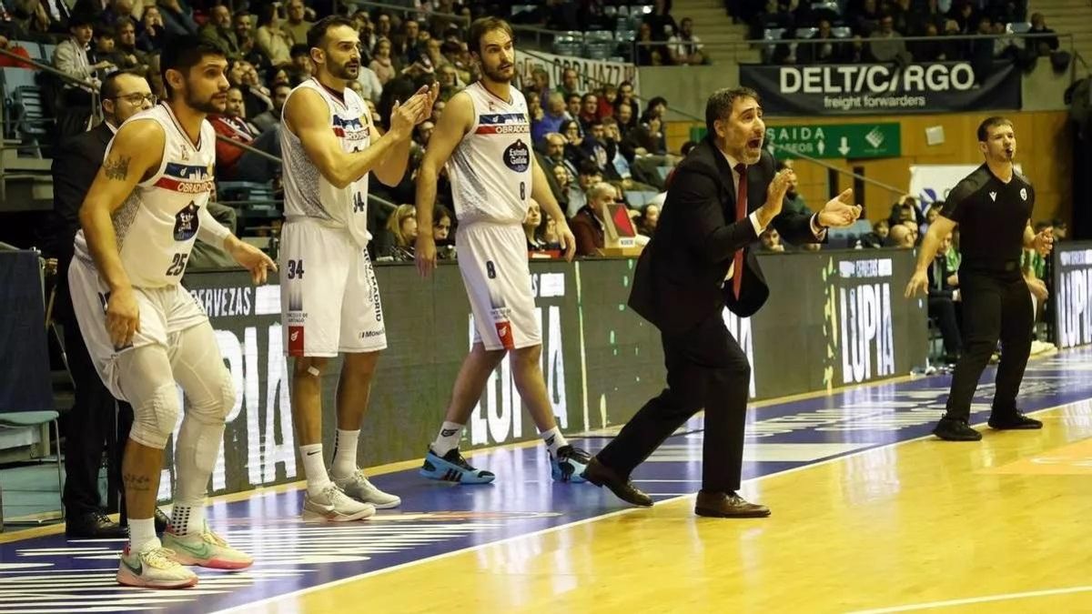 Gonzalo Rodríguez, en el banquillo del Obradoiro.