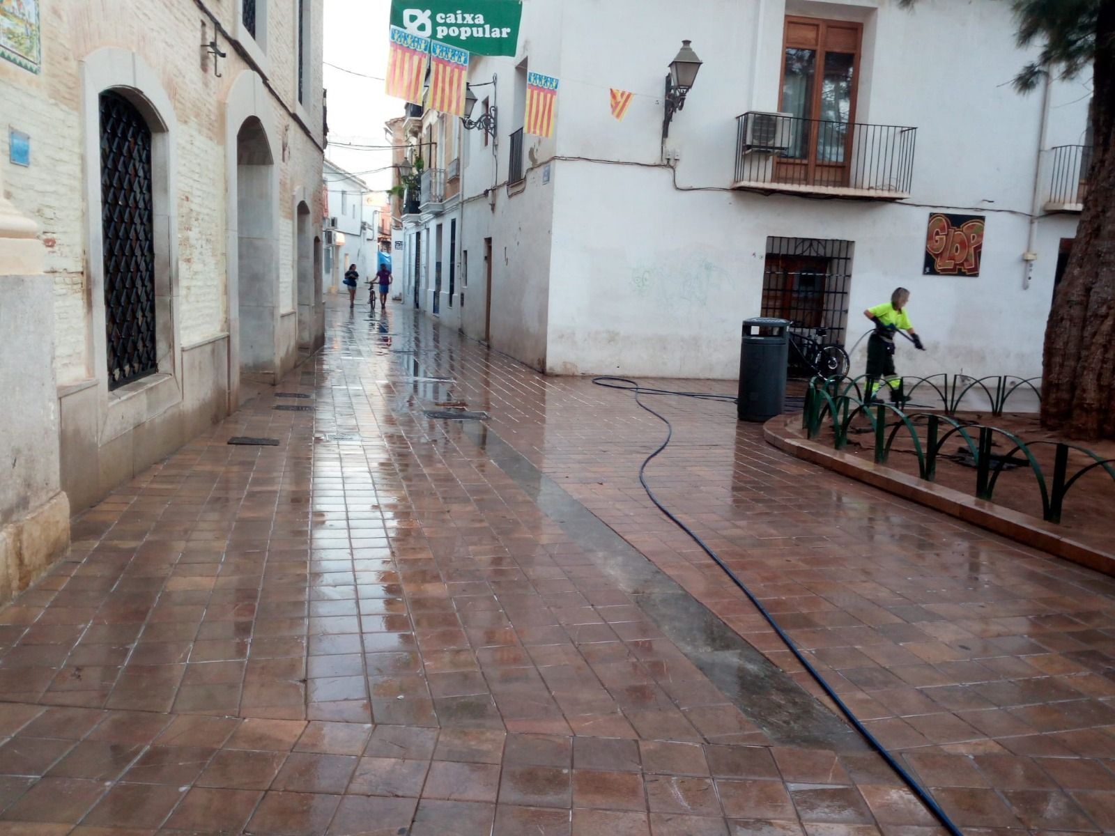 Dos operativos de limpieza en marcha en los barrios de València afectados por el cotonet y el botellón