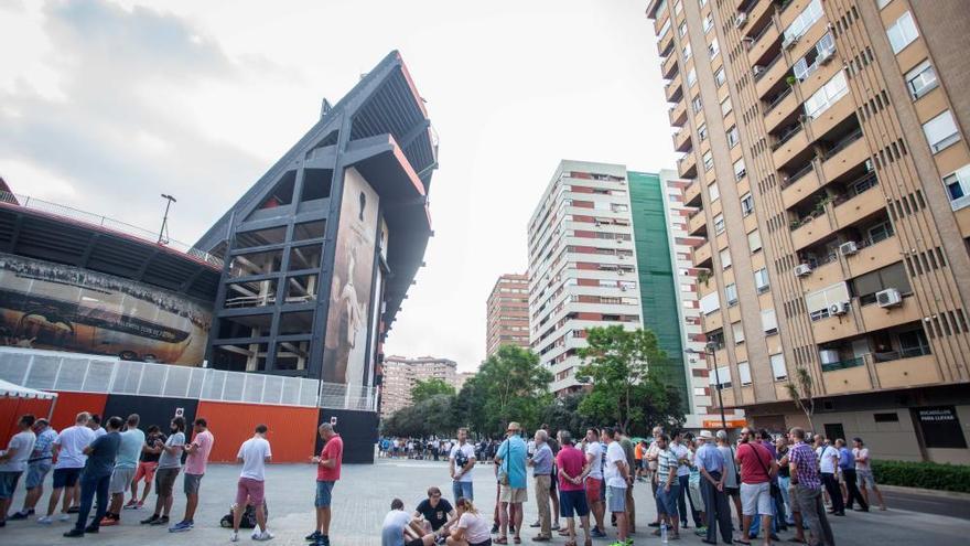 Colas en Mestalla para el cambio de ubicación