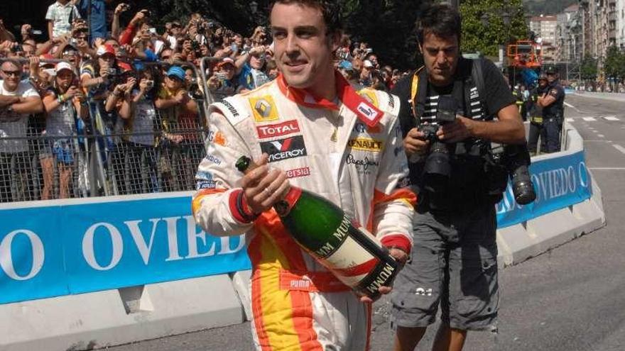 Fernando Alonso, durante su segunda etapa en Renault, en una exhibición en Oviedo en 2009.