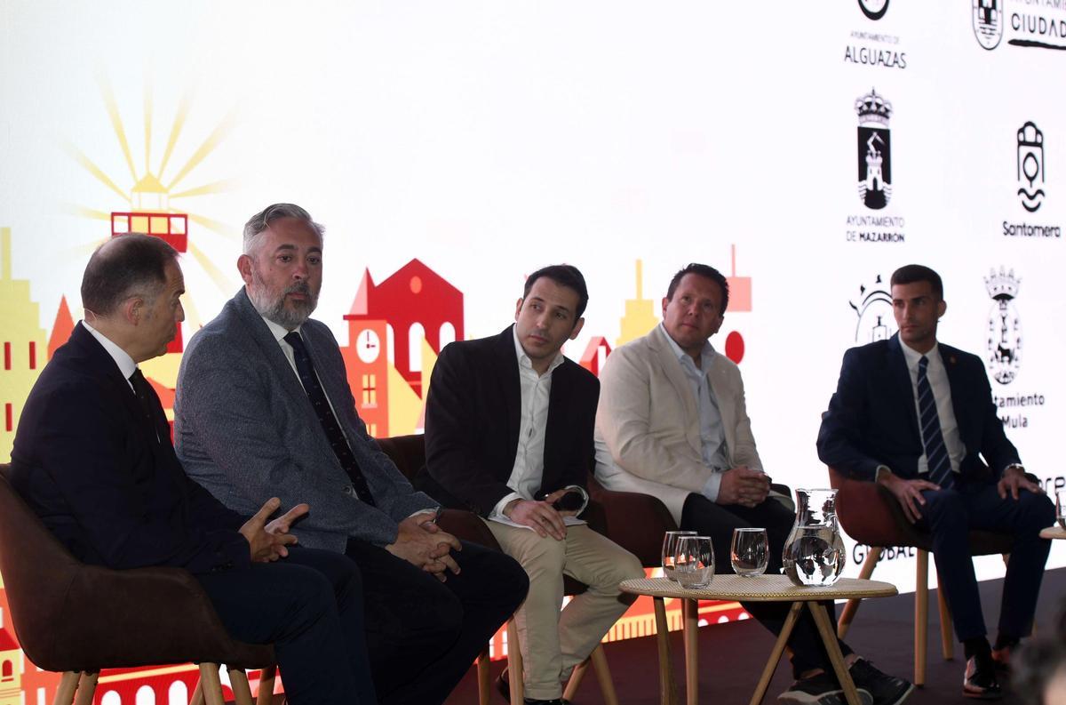 El alcalde de Abarán, Jesús Gómez; el alcalde de Santomera, Víctor Martínez; el periodista Jaime Ferrán; el alcalde de Mula, Juan Jesús Moreno y el alcalde de Alguazas, José Gabriel García.