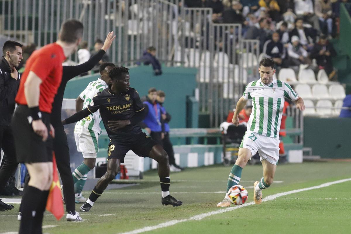 Carlos Albarrán controla un balón durante el encuentro entre el Córdoba CF y el Castelló, el sábado en El Arcángel.