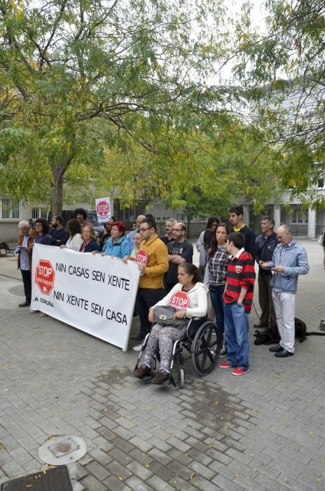 Una treintena de personas protesta junto a supuestas víctimas de violación