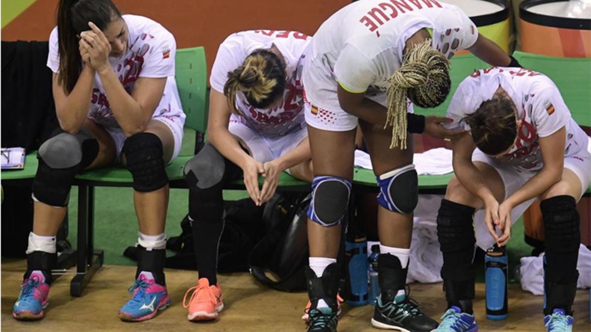 El desconsuelo se apoderó de la selección española de balonmano femenino tras caer contra Francia