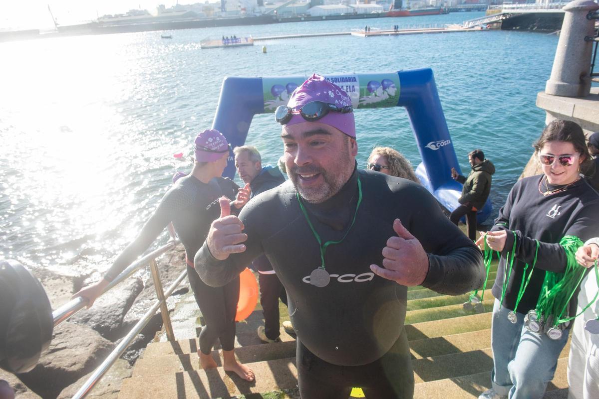 A Coruña desafía al frío y al mar para visibilizar la ELA