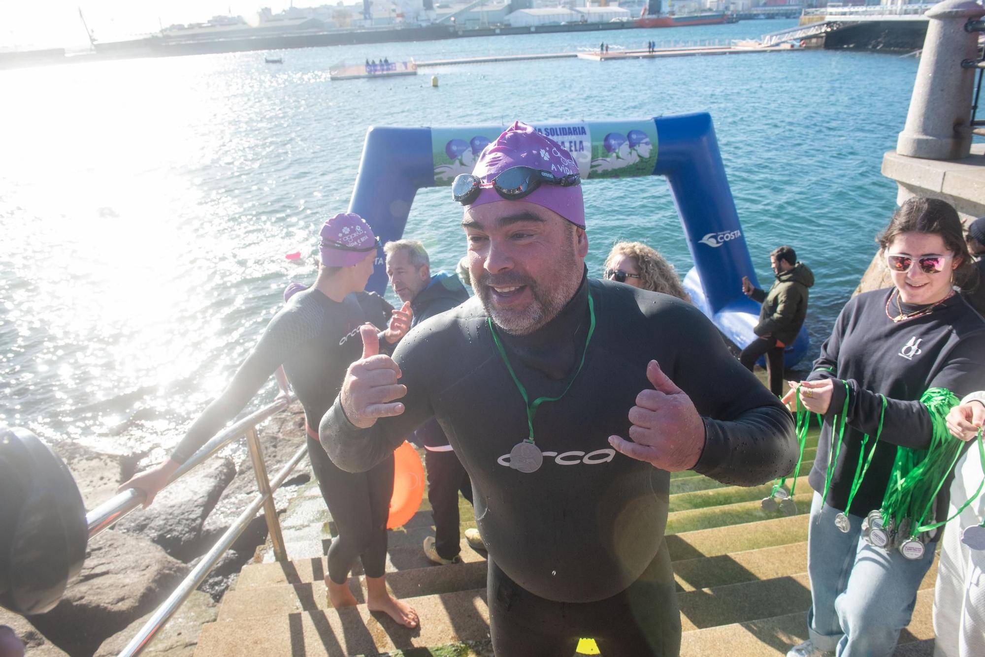 A Coruña desafía al frío y al mar para visibilizar la ELA