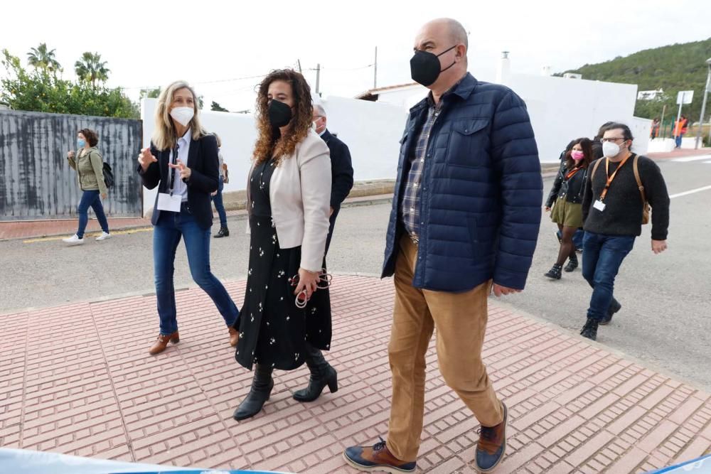 Pilar Costa visita el dispositivo de cribado de Santa Eulària.