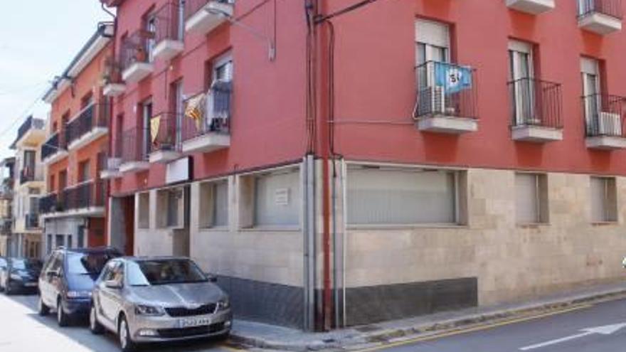 Els pisos estan situats entre el carrer Barcelona i Raval Salvà.