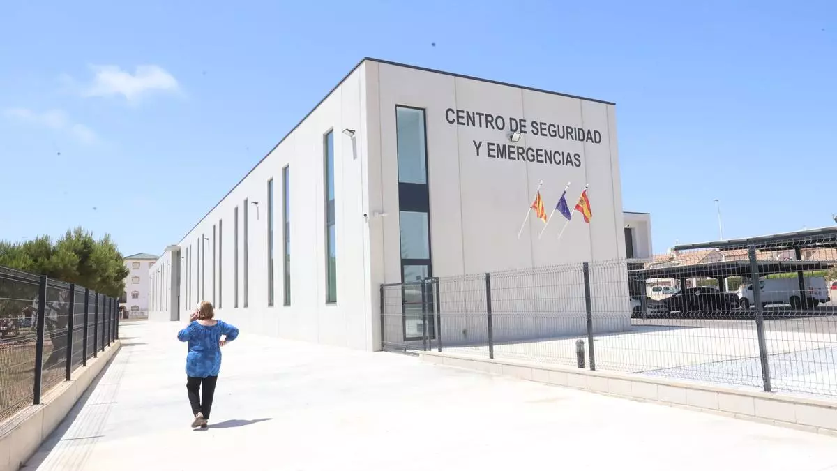 El Centro de Emergencias de Orihuela Costa suma un nuevo servicio: DNI y pasaporte al instante