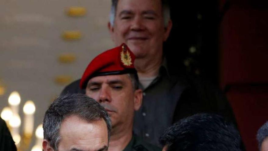 Zapatero y Maduro se saludan en Caracas la noche del jueves. // Reuters