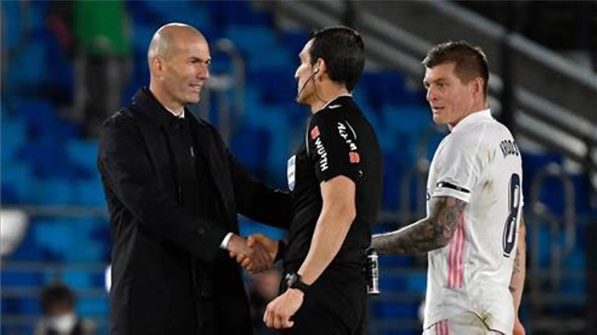 Zidane saluda a Martínez Munuera en Valdebebas ante la mirada de Kroos