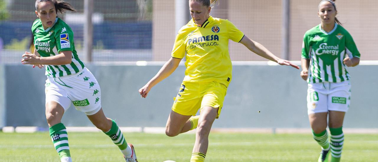 La lateral rumana Olivia Oprea fue clave en defensa para conseguir la victoria ante elReal Betis en Miralcamp.