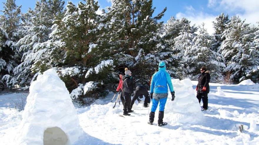 Construcción de un iglú en grupo, una de las experiencias inolvidables que se encuentran al norte de Aragón.