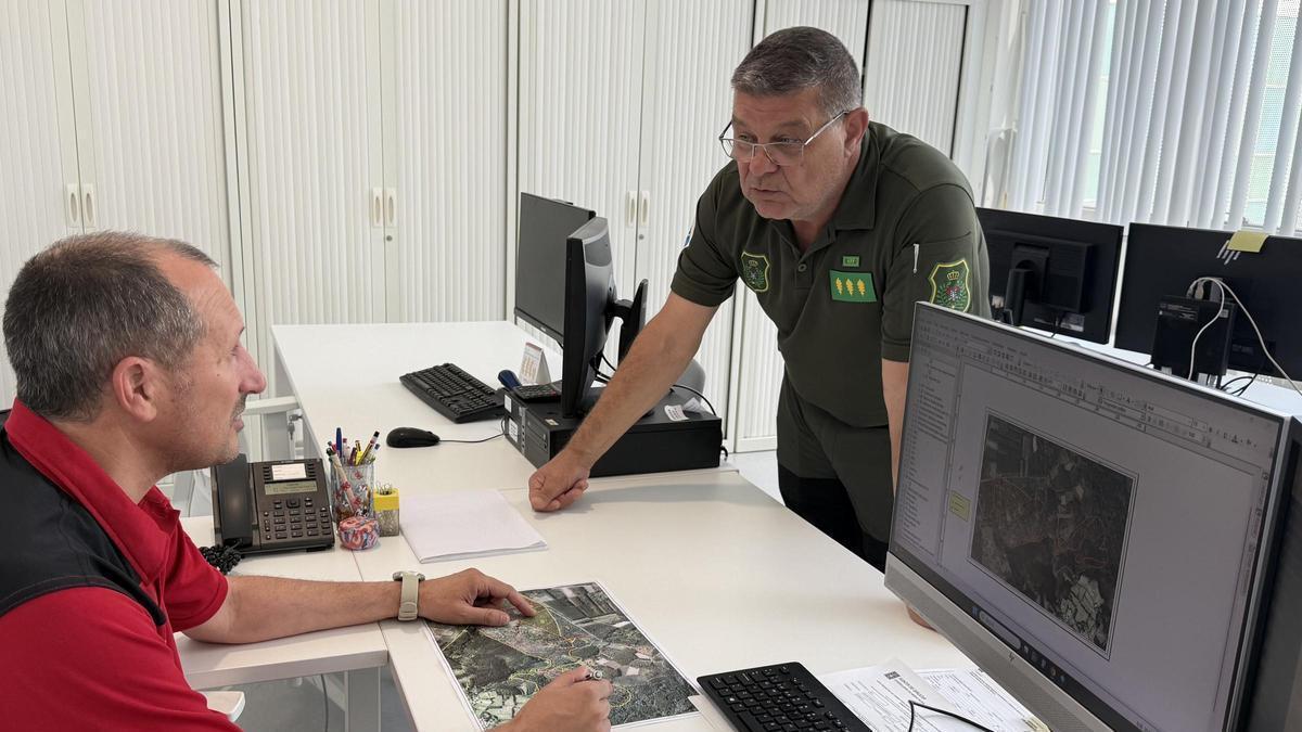 Antonio García Casabella con el uniforme de agente ambiental en Carballo