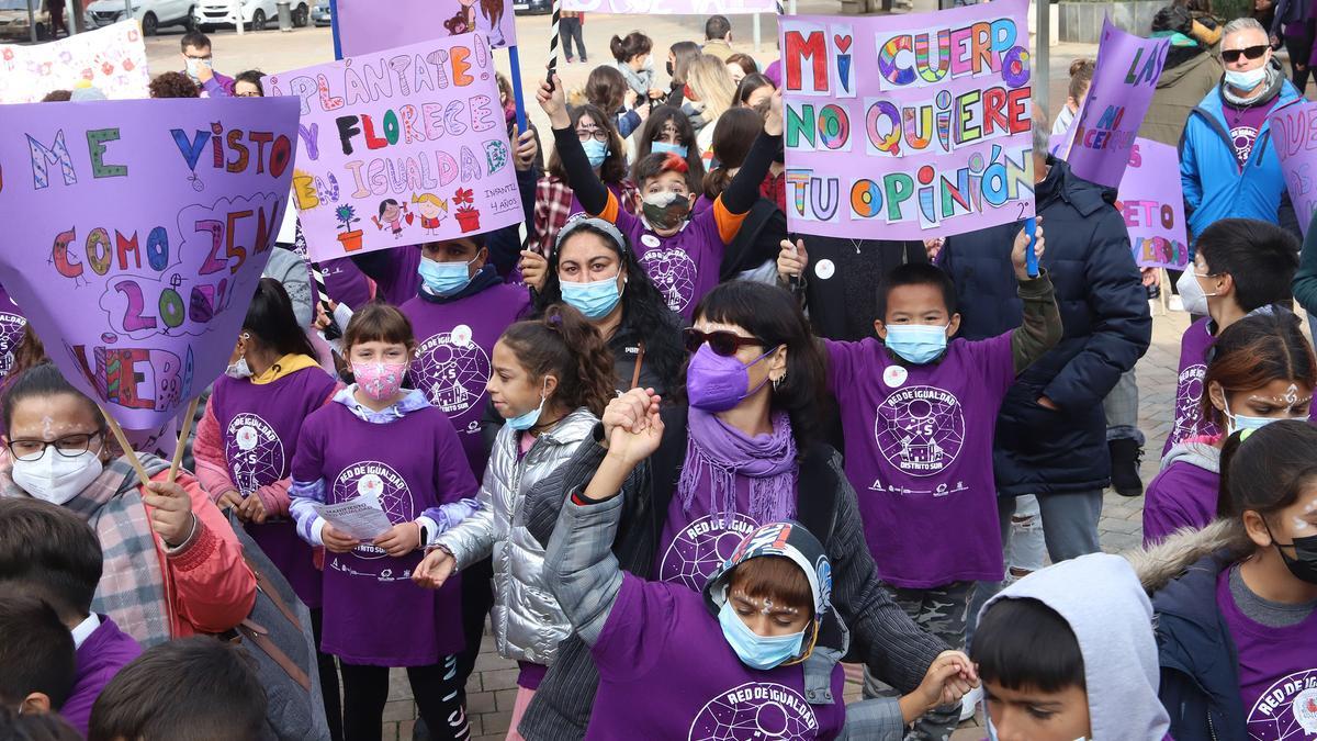 Niñas y niños del Distrito Sur con el 25N