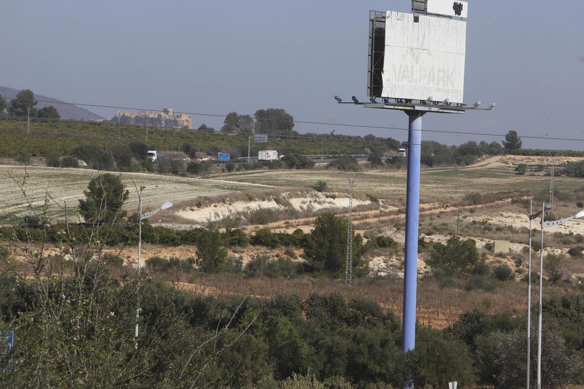 Terrenos de Valpark junto al cartel, casi borrado, del parque logístico de Vallada.