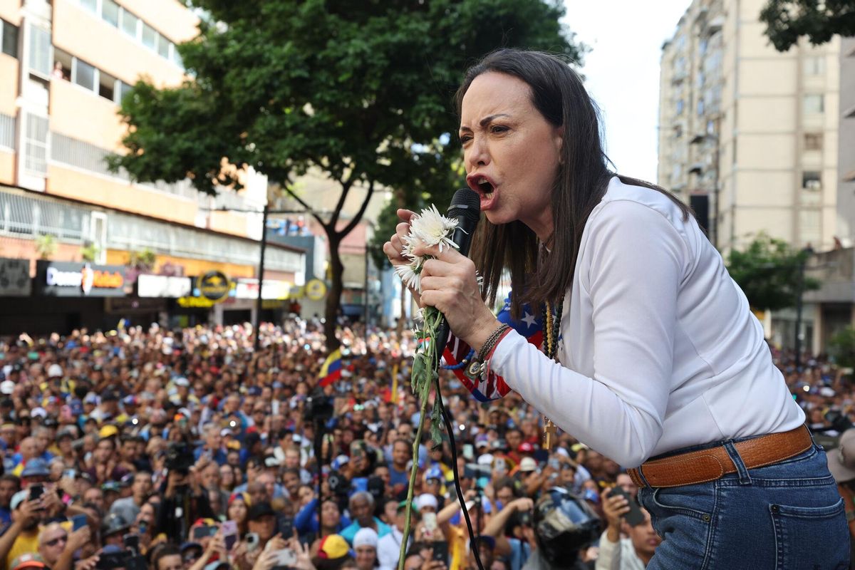 AME9799. CARACAS (VENEZUELA), 09/01/2025.- La líder antichavista María Corina Machado pronuncia un discurso este jueves, en una manifestación en Caracas (Venezuela). Machado anunció, a un día de la toma de posesión presidencial, el comienzo de una nueva fase del proceso para la libertad de Venezuela, y pidió a los ciudadanos estar atentos a las señales sobre los próximos pasos. EFE/ Miguel Gutiérrez