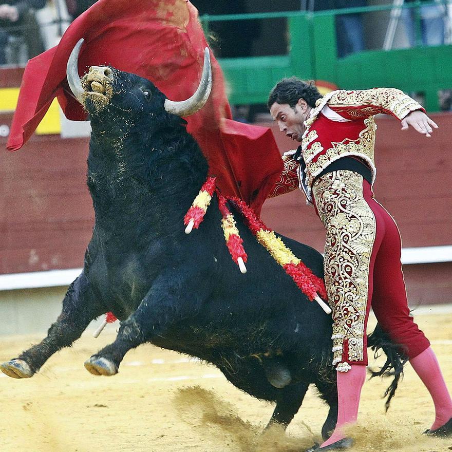 Pase por alto a un toro de Fuente Ymbro,  en marzo de 2013.