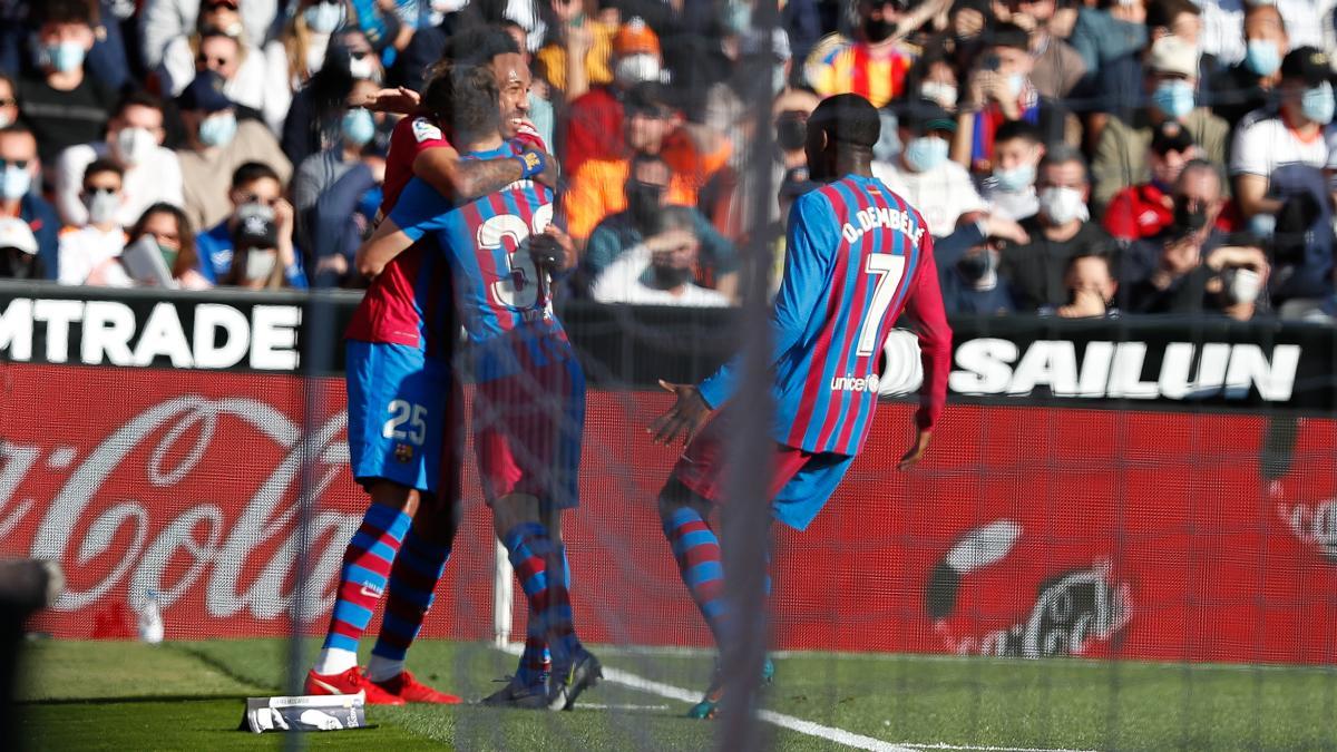 Pierre-Emerick Aubameyang celebra uno de sus dos goles contra el Valencia