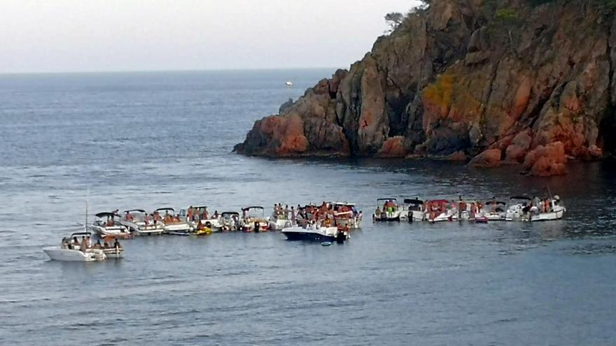 Festa il·legal amb una vintena d&#039;embarcacions amarrades a Calella